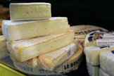 Rasvaisiin juustoihin kuuluvat esimerkiksi cheddar, emmental, gouda sekä brien tyyppiset pehmeät juustot. Kuvassa brietä.