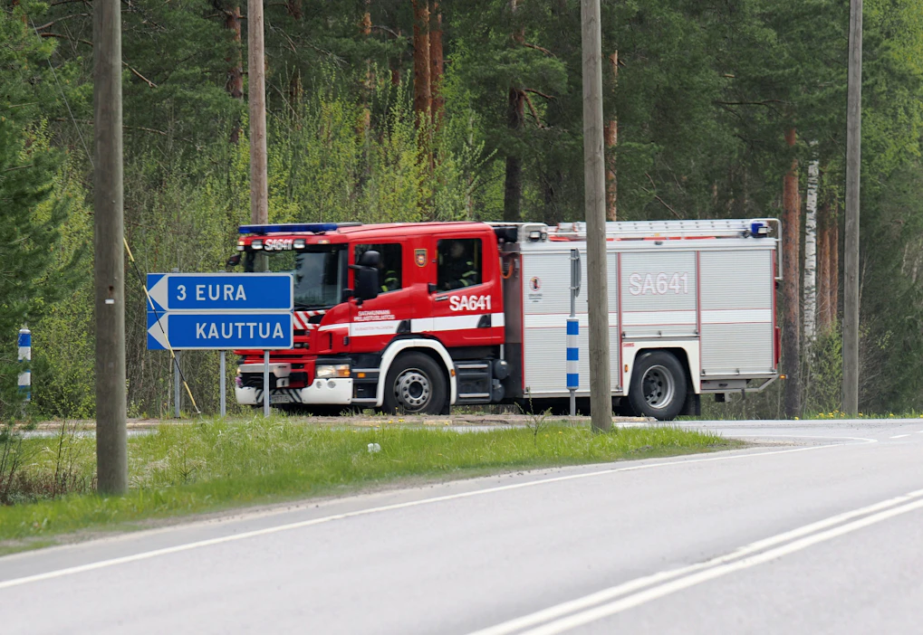 Poliisin mukaan onnettomuuspaikka sijaitsee noin 700 metrin päässä Euran lentokentän läheisestä Ohikulkutiestä. Kuvassa pelastuslaitoksen ajoneuvo onnettomuuspaikan läheisyydessä. LEHTIKUVA / Petri Hakosalo.