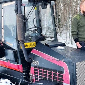 Yrittäjä Lauri Yrjölä tekee harvennusurakoita Kyrönmaan maisemissa.