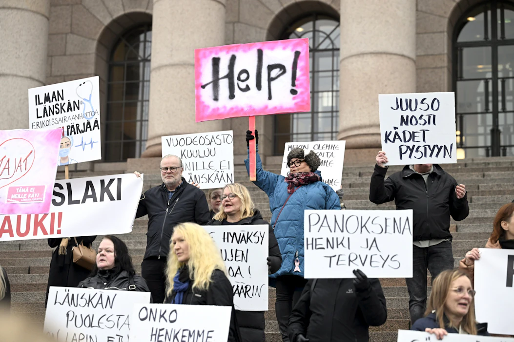 Meri-Lapin asukkaita saapui mielenosoitukseen Länskän eli Kemissä sijaitsevan Länsi-Pohjan sairaalan puolesta Eduskuntatalon edustalle. LEHTIKUVA / RONI REKOMAA.