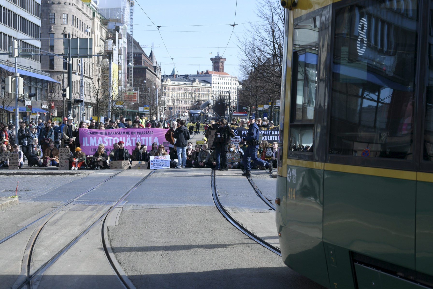 Elokapinan Mielenosoitus Helsinki-Vantaan Lentokentällä Estää Kulun ...