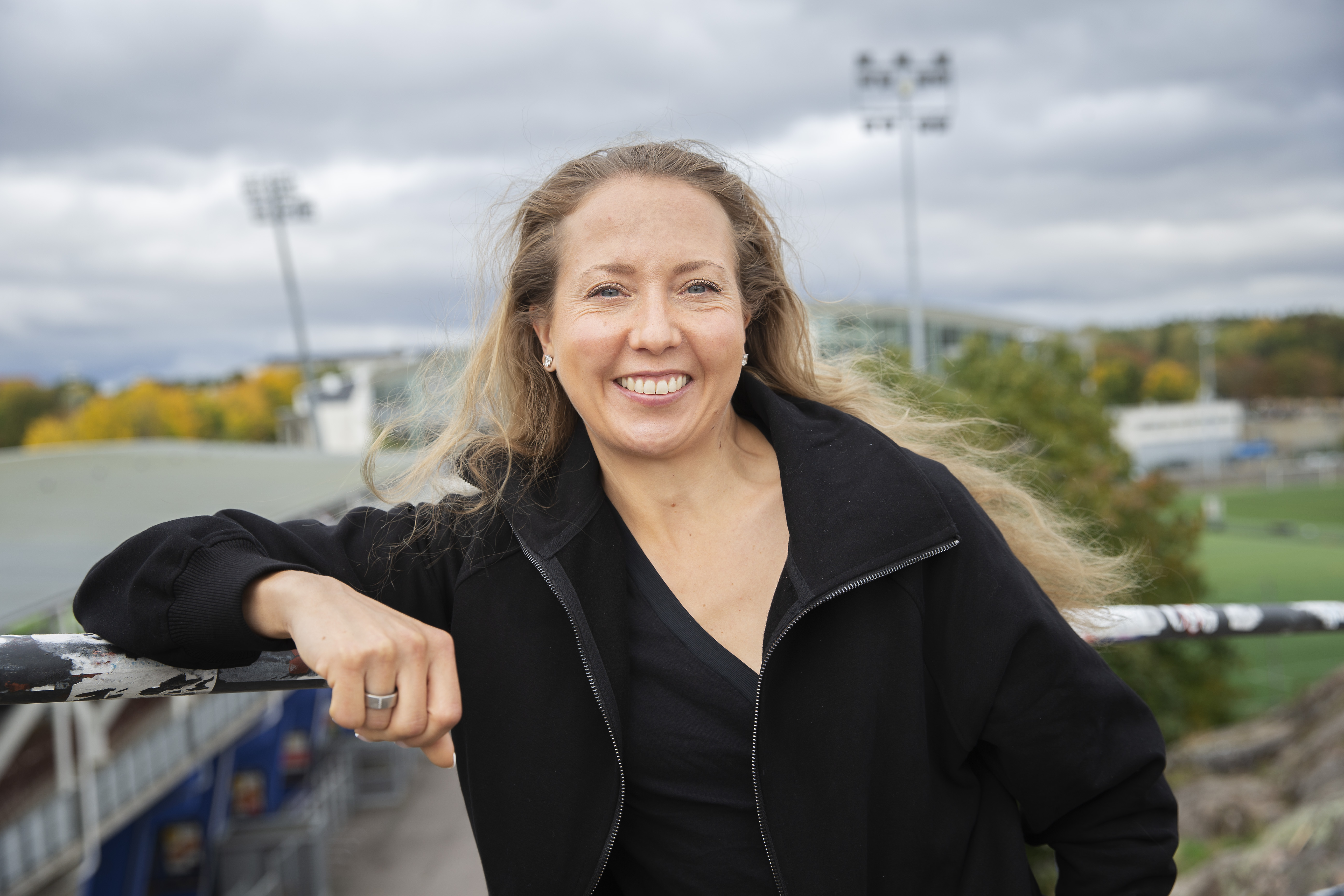 Noora Pentti kuvattuna vuonna 2022 hänen valmistautuessaan Helsinki Horse Show’hun.