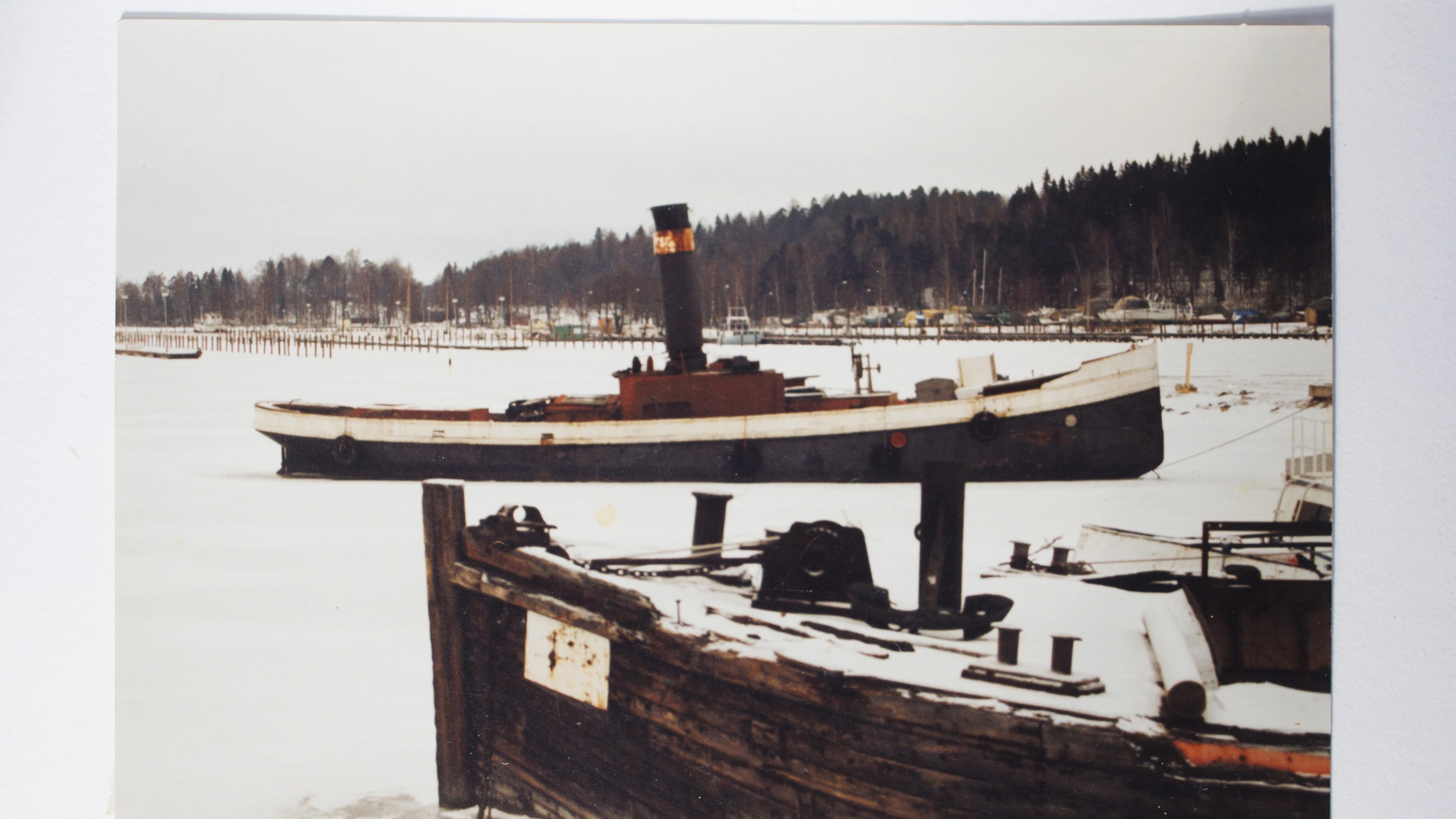 Vanha höyryhinaaja unohduksensa vuosina, jolloin sen pelastuminen jälkipolvillle oli enää hiuskarvan varasssa.