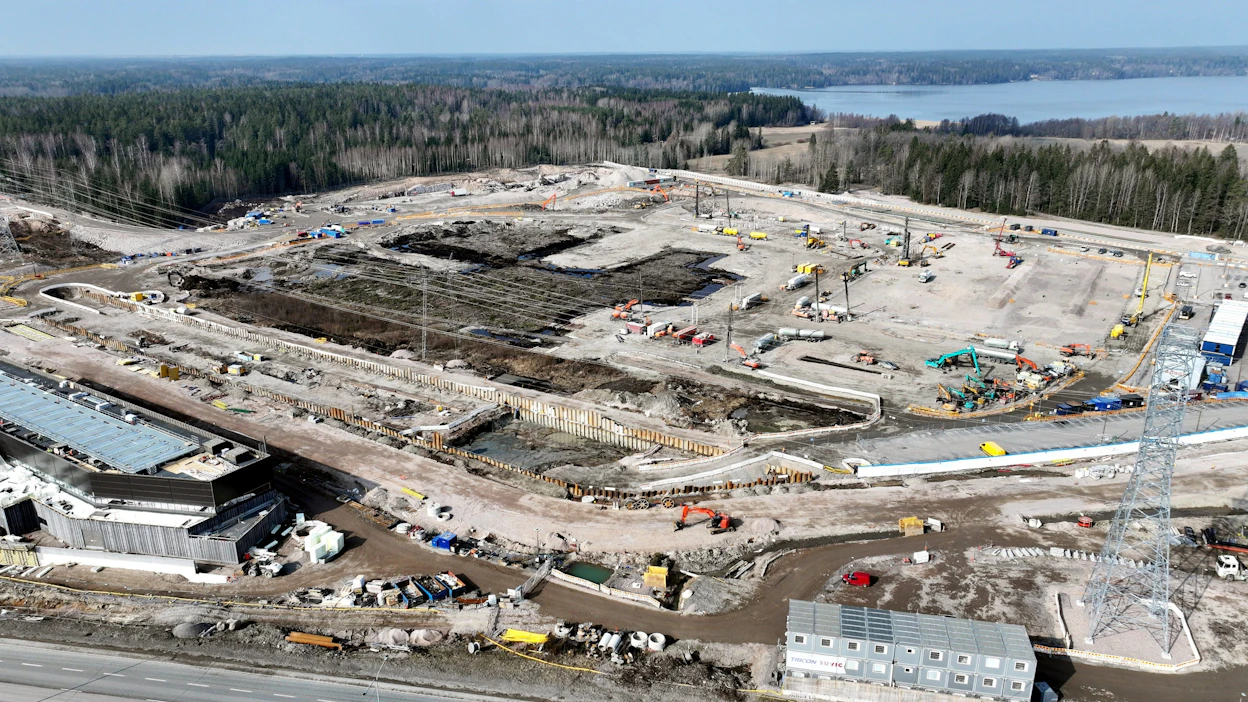 Julkisuudessa on viime aikoina ollut monia isoja investointihankkeita Suomeen, kuten datakeskuksia ja vihreän siirtymän projekteja. Kuvassa Microsoftin datakeskuksen työmaa Hepokorvessa Espoossa.