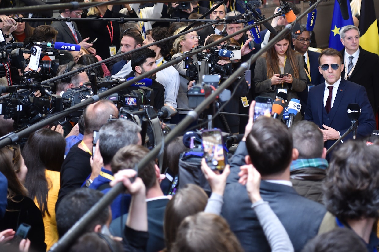 Ranskan presidentti Emmanuel Macron (aurinkolasit) kuuluu niihin EU-johtajiin, joiden mielestä kauppapolitiikassa USA:lle on vastattava kovimmilla mahdollisilla keinoilla.