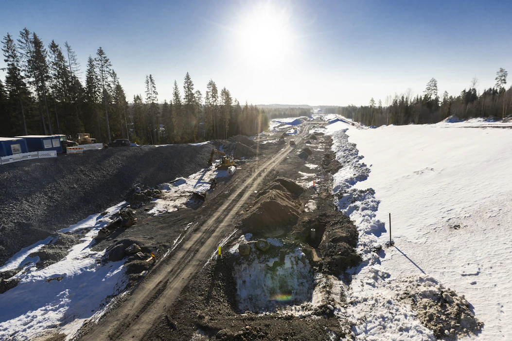 Hämeenkyrön ohitustie on yksi merkittävimpiä käynnissäolevia tiehankkeita. Kymmenen kilometrin keskikaiteellinen nelikaistatie saataneen liikenteelle vuoden lopulla.