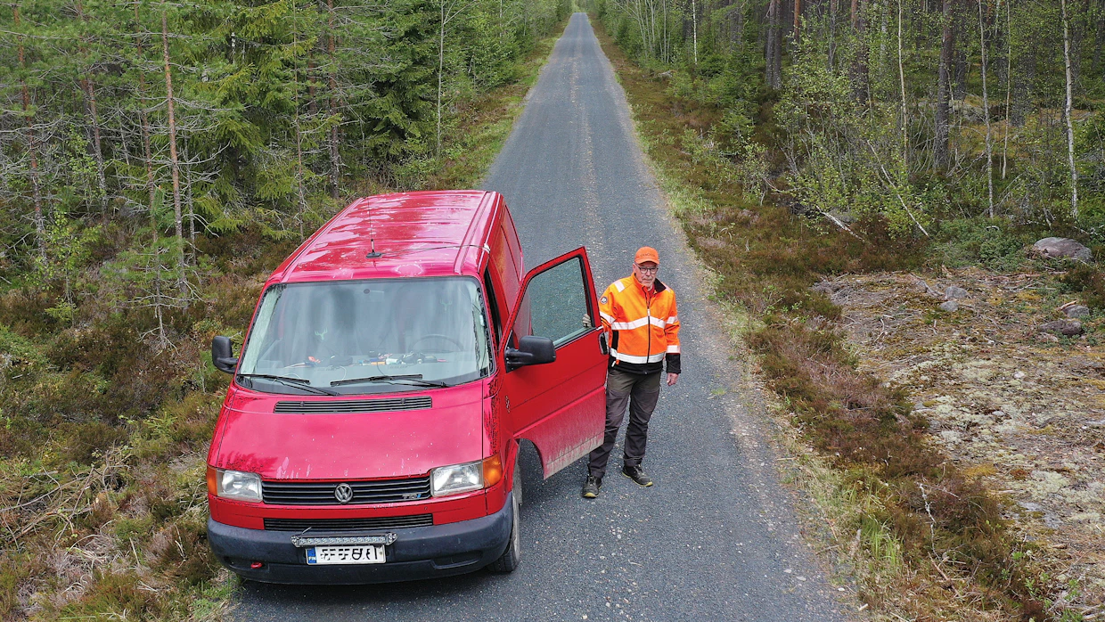 Jouko Keskinen huomauttaa, että metsätien pintakerros häviää vähitellen hyvälläkin pohjalla ja vaatii täydennystä.