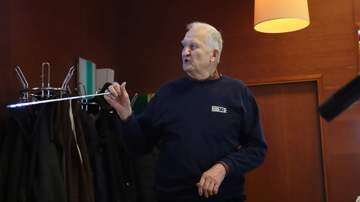 Pitkän linjan valmetilainen Pentti Kostamo kertoili leppoisaan tyyliin Valmetin historiaa ja viennin kehittämisen sattumuksista Vanhat Valmetit -kerhon tupatapahtumassa.