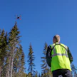 Droneen voidaan lisätä laserkeilain, jonka tuottamasta aineistosta pystytään määrittämään yksittäisen puun ikä, läpimitta, pituus ja tilavuus. Kuvituskuva.