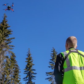 Droneen voidaan lisätä laserkeilain, jonka tuottamasta aineistosta pystytään määrittämään yksittäisen puun ikä, läpimitta, pituus ja tilavuus. Kuvituskuva.