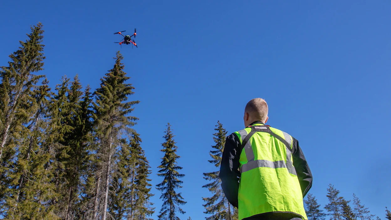 Droneen voidaan lisätä laserkeilain, jonka tuottamasta aineistosta pystytään määrittämään yksittäisen puun ikä, läpimitta, pituus ja tilavuus. Kuvituskuva.