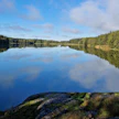 Valtakunnallisessa sinileväseurannassa Rymättylän Kirkkojärvellä on havaittu sinilevää lähes koko kesän ajan. Kuvassa Rymättylän Kirkkojärvi tilanteessa, jossa pinnalla ei ole näkyvää sinilevää.
