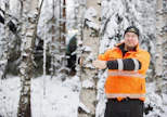 Metsäyrittäjä Jaakko Hirvi tarttuu mielellään koivuleimikoihin. ”Heti laitan tarjouksen, kun sellainen tulee eteen”, Hirvi sanoo.