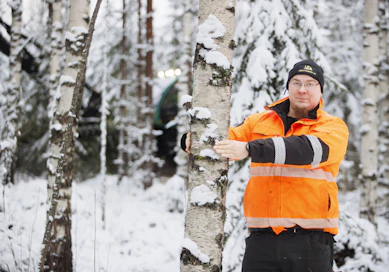 Metsäyrittäjä Jaakko Hirvi tarttuu mielellään koivuleimikoihin. ”Heti laitan tarjouksen, kun sellainen tulee eteen”, Hirvi sanoo.
