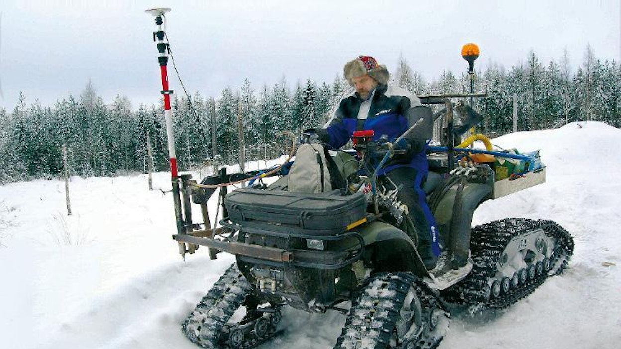 Polaris 6x6 on saanut melkoisen varustelun sekä alleen että päälleen. Lavan tilalle on tehty alumiininen teline jossa on kiinni hydraulisesti käytettävä kurottaja. Tatoun telasarja tekee siitä todellisen syvänlumen kulkijan.