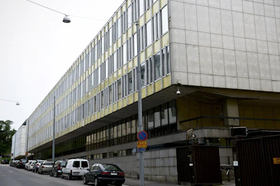 Pääesikuntarakennus Helsingissä. Puolustusvoimien mukaan turvallisustason säätely on osa sen normaalia toimintaa. LEHTIKUVA / AKU HÄYRYNEN