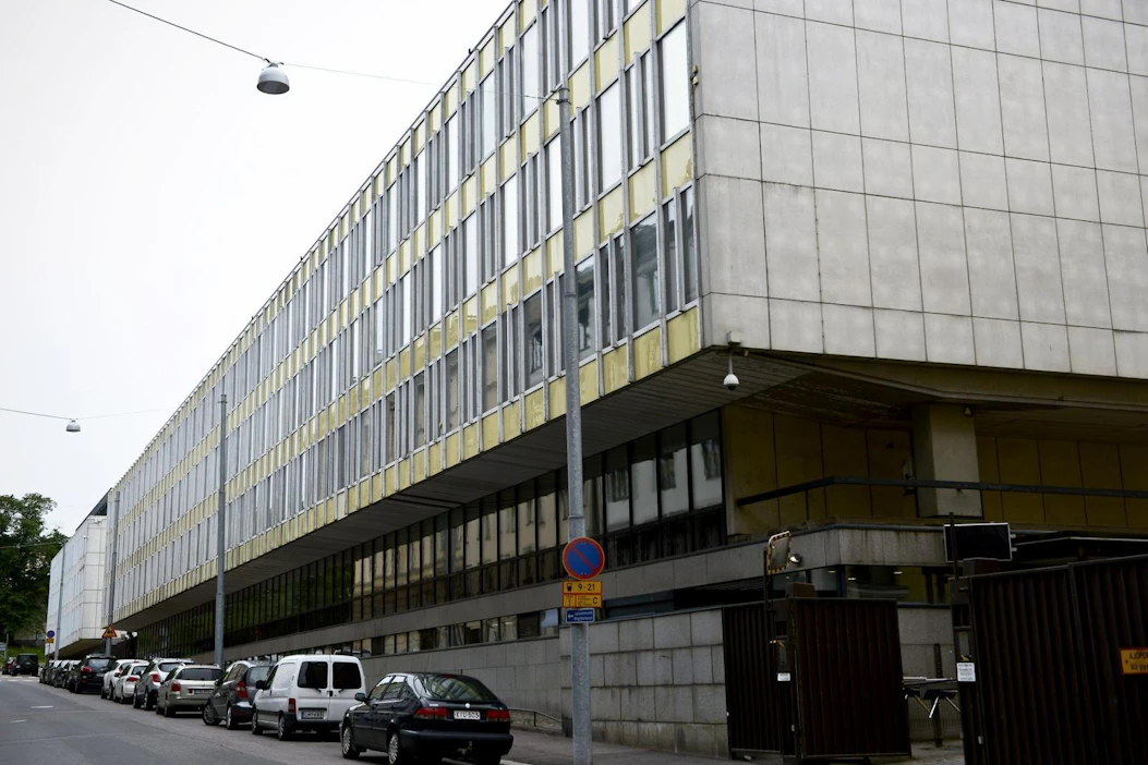 Pääesikuntarakennus Helsingissä. Puolustusvoimien mukaan turvallisustason säätely on osa sen normaalia toimintaa. LEHTIKUVA / AKU HÄYRYNEN