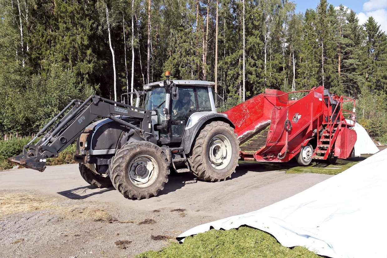 Pakkeria siirrellään traktorin vetokoukussa, sillä koneella ei ole omaa ajovoimansiirtoa. Kuljetusleveys on 3,5 metriä, joten tiesiirtymiä varten pakkeriin on asennettu ylileveysvaloja joka nurkkaan.