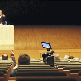 Yleisöllä oli paljon kysyttävää. Maaherra Eino Siuruainen jakoi puheenvuoroja. Jaana Hakola yleisön edessä vasemmalla. Pekka Fali