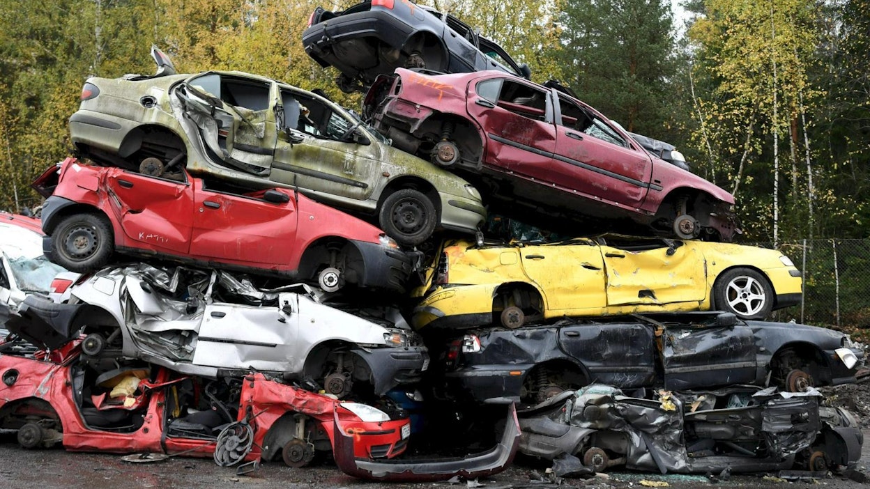 Vanhojen autojen romuttamiseen tarkoitettu romutuspalkkio on ollut tänä vuonna suosittu. LEHTIKUVA / Jussi Nukari