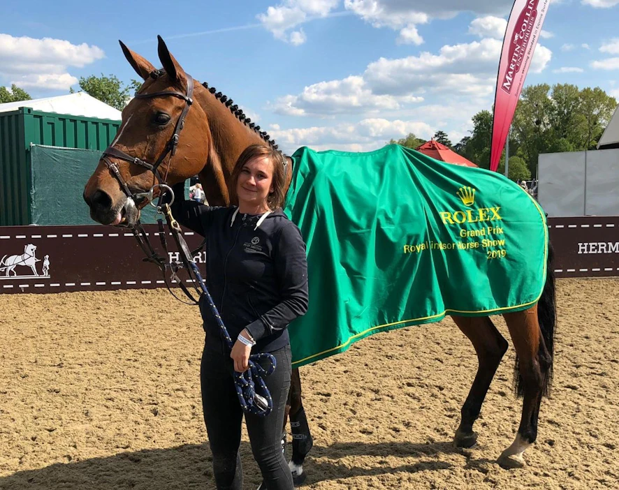 Tiia Karhu ja hoitohevonen Toveks Mary Lou Englannissa Windsorin Royal horse show´ssa vuonna 2019.
