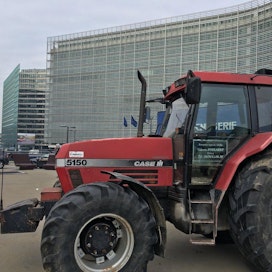 Komission päärakennuksen eteen Brysseliin oli pysäköity maanantaina useita kymmeniä traktoreita.