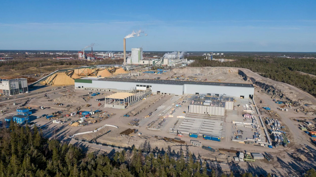 Metsä Groupin suurhasahan Raumalle on määrä valmistua ensi vuoden kolmannella neljänneksellä. Kuva on sahan työmaalta.