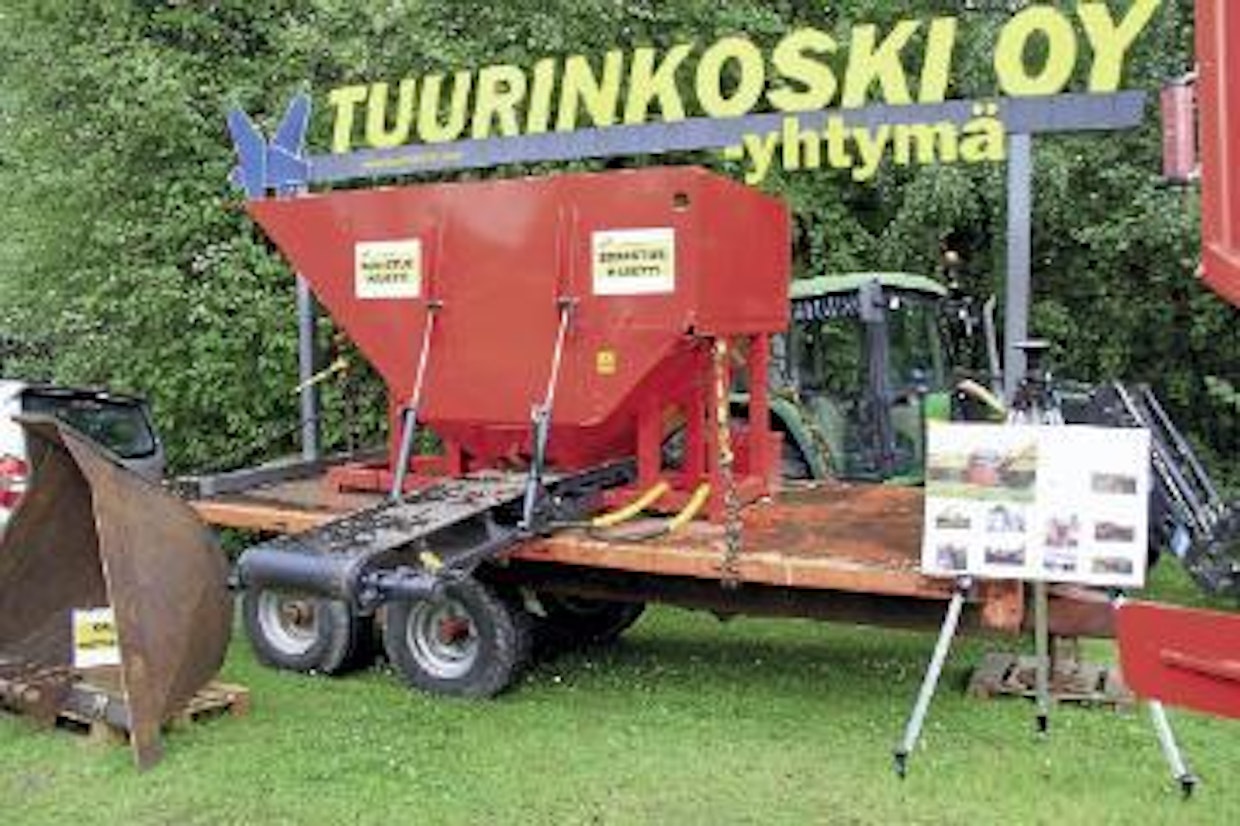 Tuurinkoski-Yhtymä Oy valmistaa sorastuskasettia, joka voidaan asentaa traktorin perävaunun lavalle tai vaikkapa puutavarakärryn kuormatilaan. Säiliön koko on 4,5 m3. Patentoitu laite maksaa kohtuulliselta kuulostavat 5 000 euroa, koska renkaita ja akselistoa ei tarvita. Myynti Tuurinkoski-Yhtymä Oy. (UO)