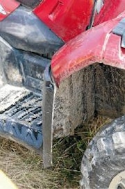 Moottori on pitkittäin, joten mönkijän keskikohta on kapeampi kuin kilpailijoissa. Jalkatilaa on yllin kyllin.