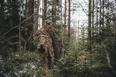 Otso-metsäpalttooseen on käytetty 8 200 männynkäpyä, jotka on kudottu toisiinsa teräslangalla. Teos painaa aikuisen ihmisen verran. Tieaho kutoi teoksen saunan lauteilla odottaessaan Otso-poikaansa.