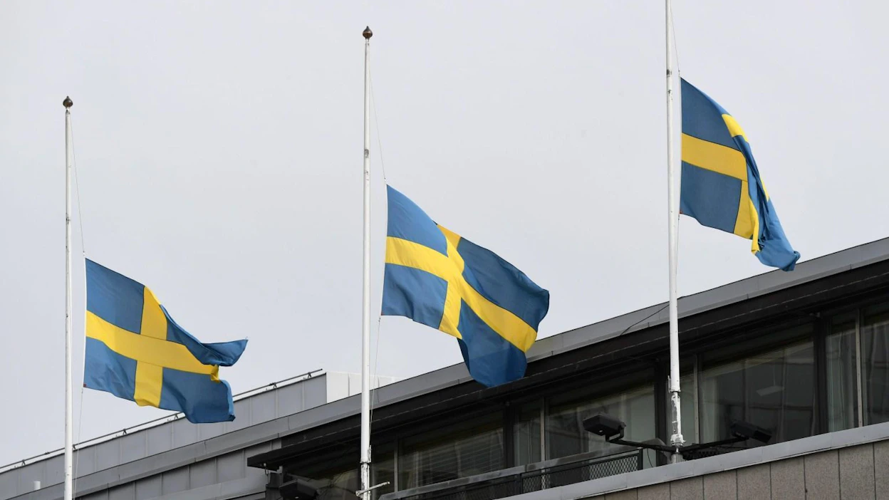 Ruotsissa oli eilen suruliputus perjantaisen iskun vuoksi. Tukholmassa tehdyn iskun tekotapa on yleistynyt Euroopassa. LEHTIKUVA / ANTTI AIMO-KOIVISTO