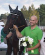 Reko Seppä ja Adorable Lady juhlimassa menestystä Eskilstunassa heinäkuussa 2018.