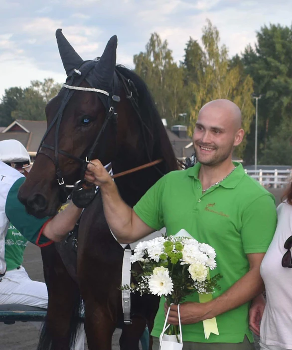 Reko Seppä ja Adorable Lady juhlimassa menestystä Eskilstunassa heinäkuussa 2018.