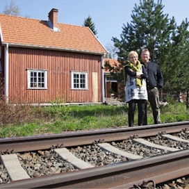 Tupu ja Sakari Mentu ostivat Vuolingon vanhan aseman vapaa-ajanpaikakseen.