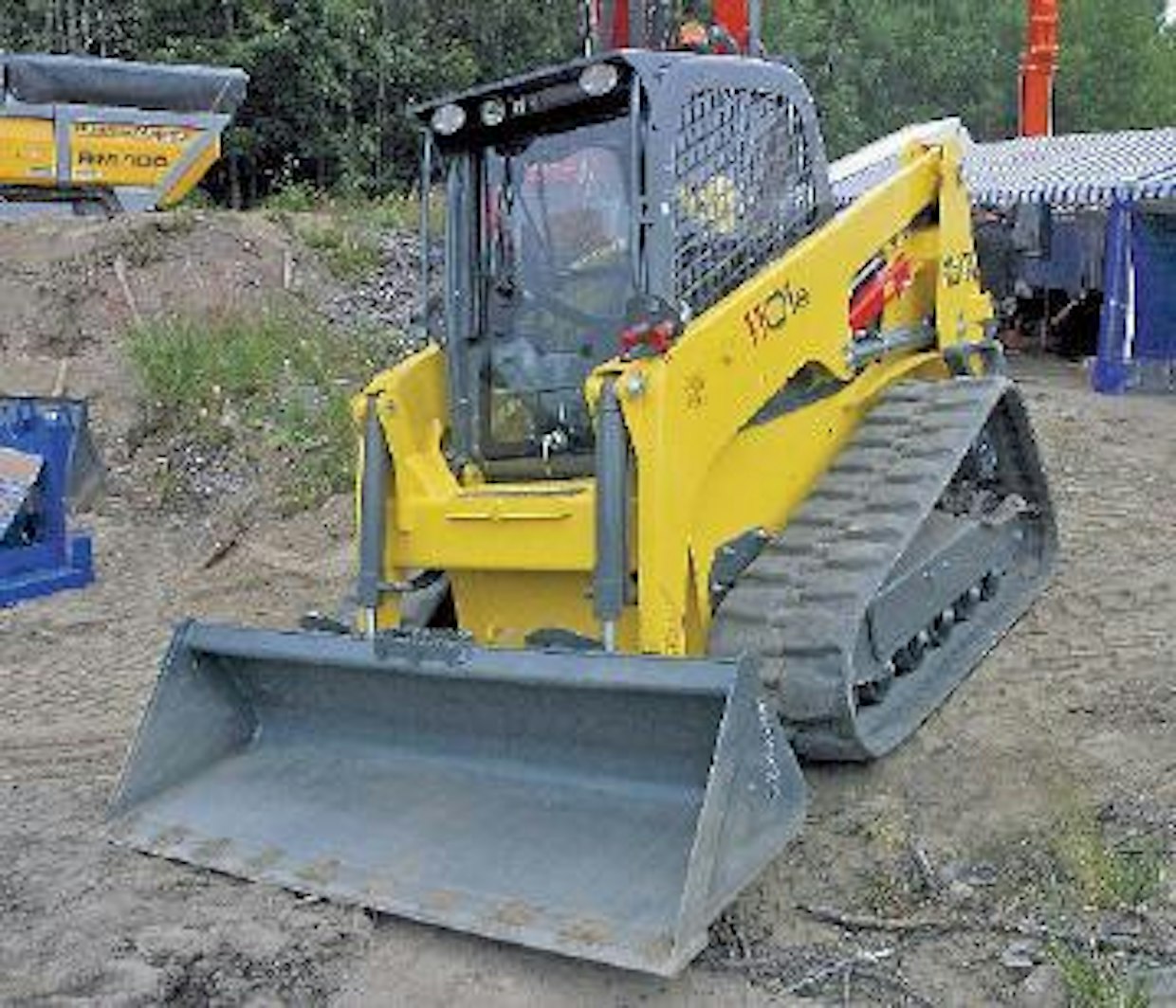 Hansa Machines Oy esitteli osastollaan uuden tela-alustaisen liukuohjatun kuormaimen. Neuson 1101C on työpainoltaan 4400-kiloinen ja moottorina siinä on Deutzin 63 kilowattinen diesel. ”Powerflow” hydrauliikan suurin tuotto on 137 litraa minuutissa. Kaatokuormaksi ilmoitetaan 3285 kiloa. Suurin ajonopeus on 12 kilometriä tunnissa. (IS)