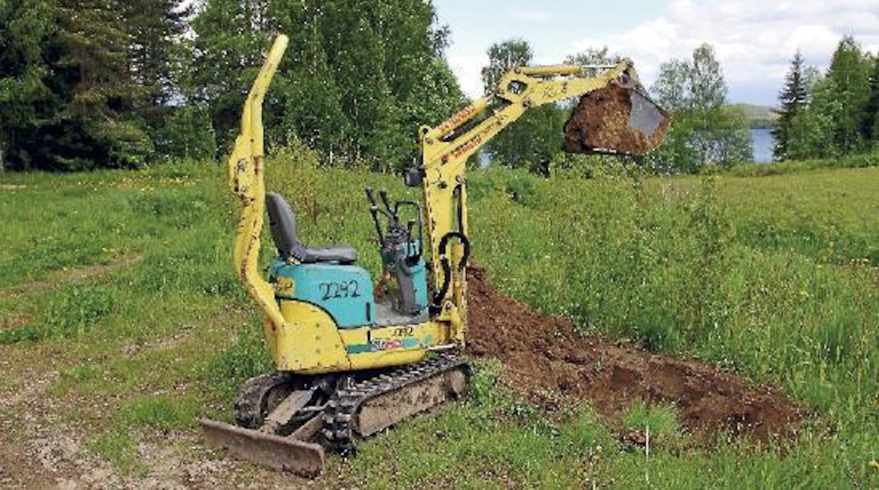 Tonnin painoisella kaivukoneella pystyy kuoppaa kaivamaan, mutta maiden kuormaaminen on hankalaa. Matala nostokorkeus ja lyhyt ulottuvuus rajoittavat ajopelit kottikärryyn, pienoisdumpperiin ja auton peräkärryyn.