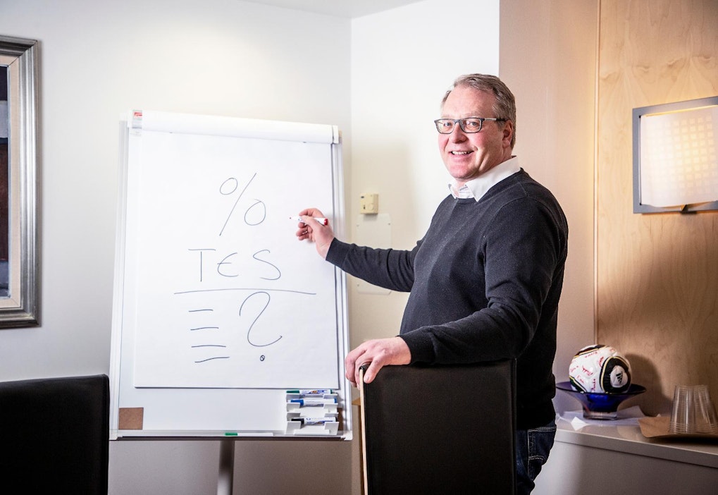 Petri Vanhalan työhuoneessa on kunniapaikalla fläppitaulun lisäksi jalkapallo.