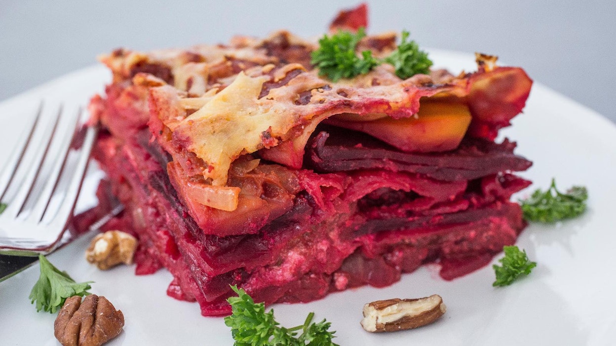 Syksyn mehevistä juureksista ja pastalevyistä valmistettu lasagne saa lisämakua pähkinöistä.