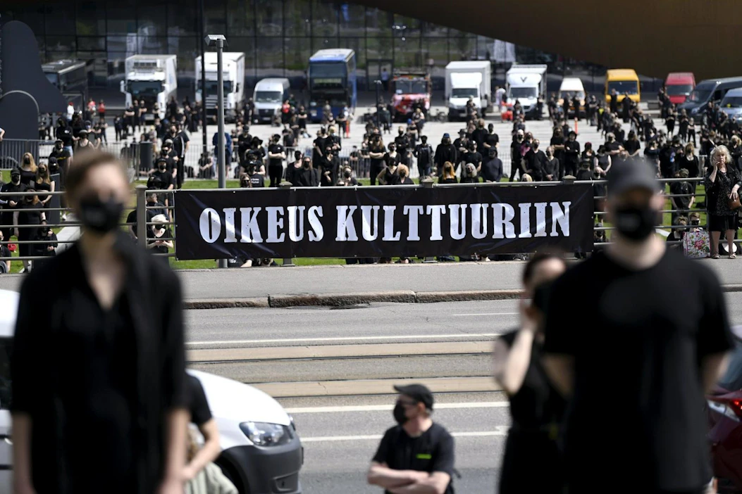Mustiin pukeutuneet kulttuuri- ja tapahtuma-alan ammattilaiset toivat mielenosoituksellaan vakavaa viestiään Suomen ylimmille päättäjille Eduskuntatalolle. Musta ihmismeri jatkuu talon edestä tien toiselle puolelle Kansalaistorille. LEHTIKUVA / Antti Aimo-Koivisto