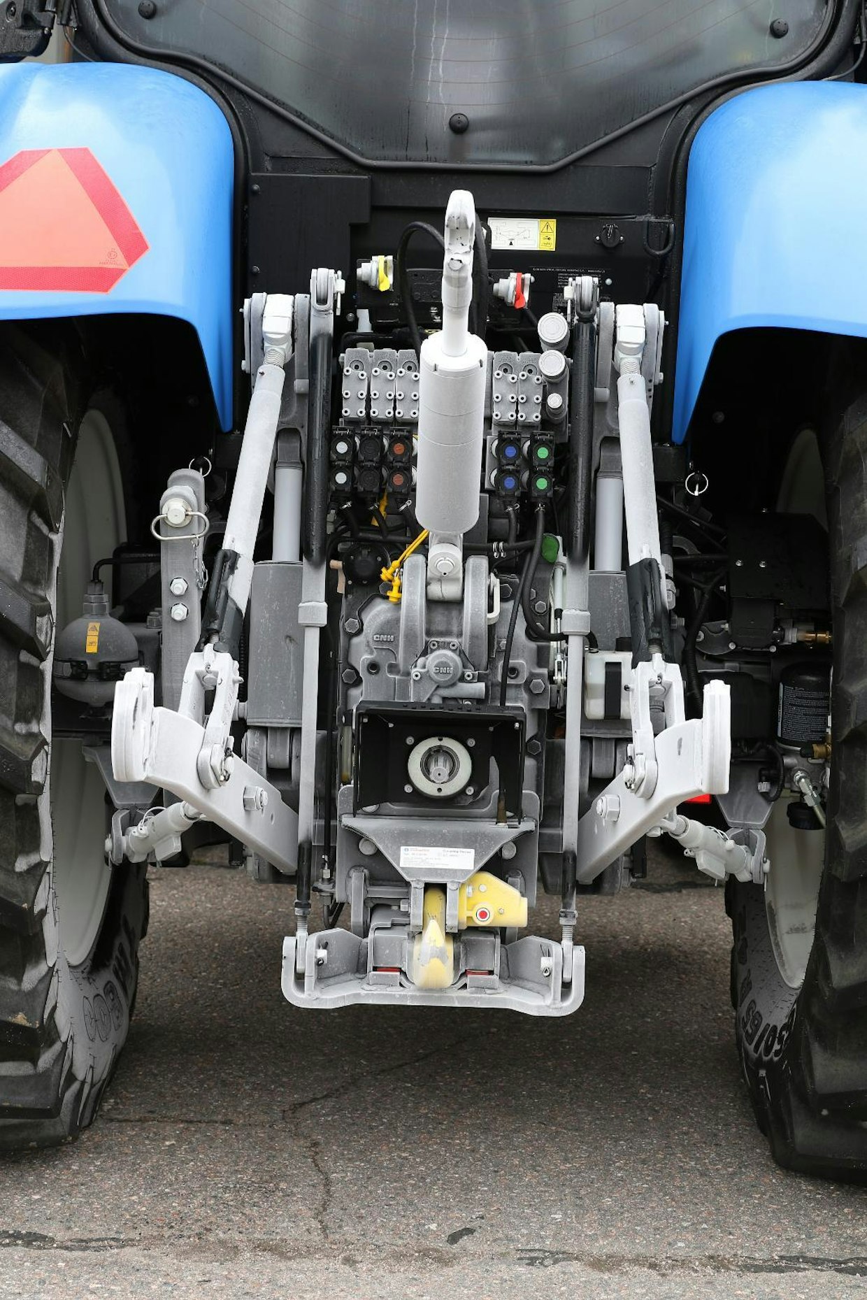 Kahdensadan hevosvoiman teholuokassa uuden traktoriasetuksen mukaiset traktorit varustetaan usein kaksipiirisellä paineilmajarrujärjestelmällä, minkä lisäksi traktoriin on sallittua asentaa tuttu ja turvallinen yksipiirinen hydraulijarruventtiili. Paineilmaliittiminä on yleisesti kouraliittimet, kuten kuvan New Hollandissa.