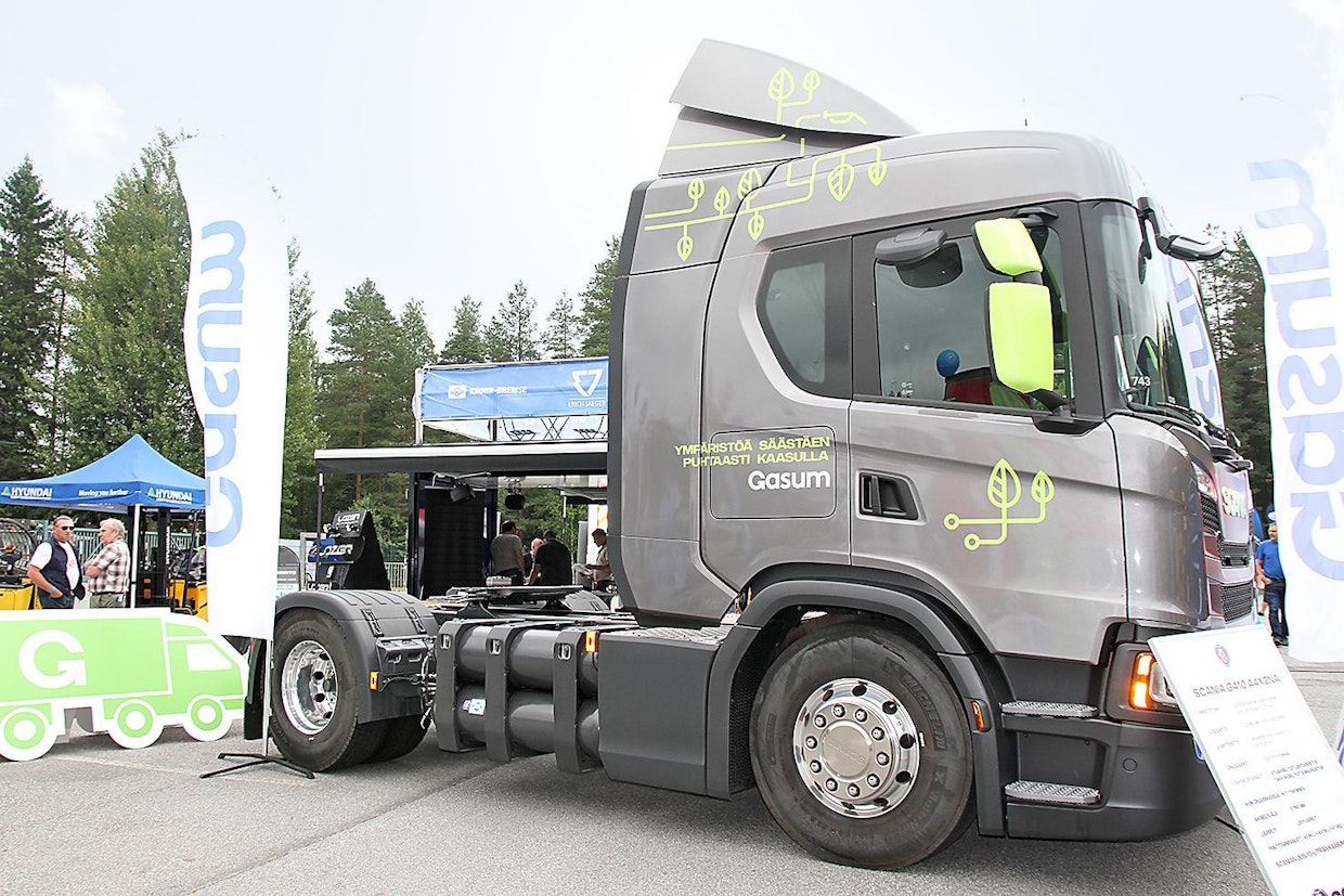 Gasum laajentaa LNG-jakeluverkostoa etupainotteisesti nyt, kun LNG-ajoneuvokaluston myynti on käynnistynyt Suomessa. Ivecon ja Volvon ohella yksi pelureista on Scania, jonka LNG-mallistossa on mm. G410 A4x2NA -veturi. 13-litrainen OC13-kaasumoottori tarjoaa 410 hv:n tehon ja 2 000 Nm:n vääntömomentin.