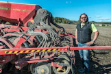 Niko Ahlqvist kuvattiin viime syyskuussa kylvämässä toistaiseksi viimeistä tavanomaista ruistaan.