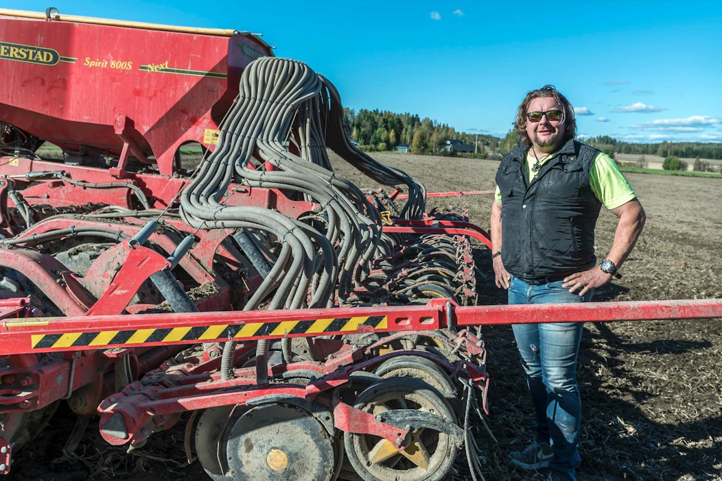 Niko Ahlqvist kuvattiin viime syyskuussa kylvämässä toistaiseksi viimeistä tavanomaista ruistaan.