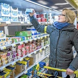 Henna Niinivirta Orimattilasta valitsi Mäntsälän S-marketissa maitotuotteita torstaina. Hän on harkinnut HOK-Elannon lisäksi Hämeenmaan jäsenyyttä.