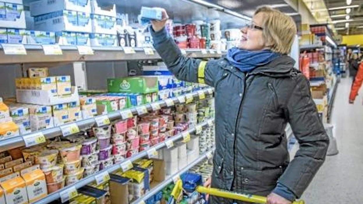Henna Niinivirta Orimattilasta valitsi Mäntsälän S-marketissa maitotuotteita torstaina. Hän on harkinnut HOK-Elannon lisäksi Hämeenmaan jäsenyyttä.