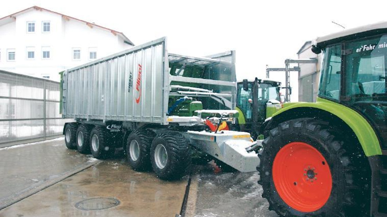 Puskutyhjennysvaunun lava voi olla pitkä. Kuvan viisiakselisen vaunun kantavuus on Saksassa suurin sallittu traktorin ja perävaunun yhteispaino, eli 40 t, ja tilavuus 60 m³.