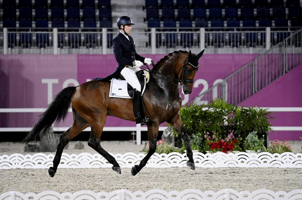 Henri Ruoste ja hevosensa Kontestro Db eli "Konsta" jäivät kauas toivotusta tuloksesta Tokion olympialaisten kouluratsastuskisassa. Tulos ei riitä jatkoon. LEHTIKUVA / Antti Aimo-Koivisto