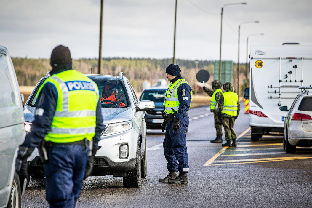 Suomalaista valmiuslakia ei ollut kirjoitettu koronapandemian kaltaisten kriisien näkökulmasta. Esimerkiksi liikkumisrajoitusten kaltaisten keinojen käyttäminen pandemian torjuntaan on ollut sen takia haastavaa. Kuva maaliskuulta 2020, kun Uusimaa suljettiin koronatartuntojen rajoittamiseksi.