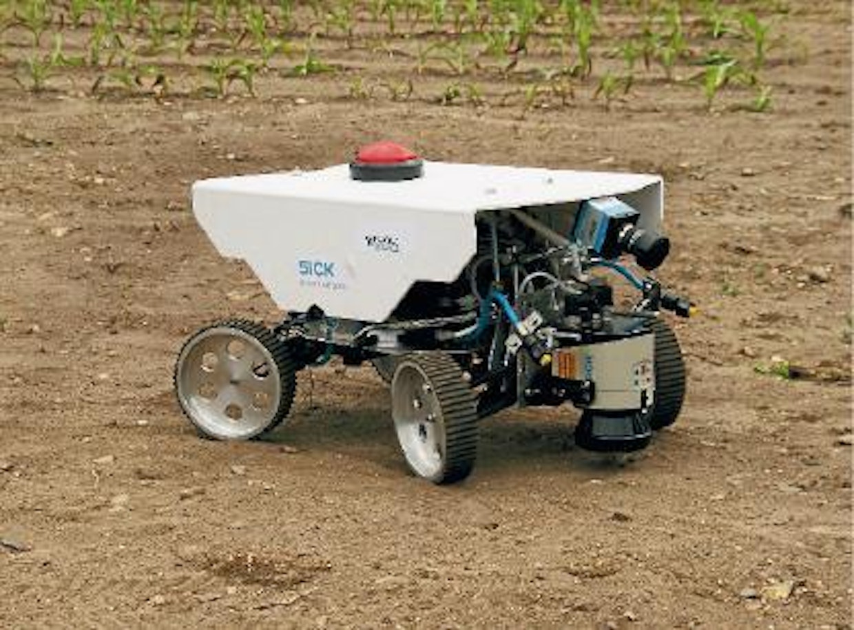 2. Slovenialaisen Cornstar-robotin vanteet on sorvattu. Päälle on liimattu hammashihna ylösalaisin. Robotin rungon päällä on iso hätäpysäytin.