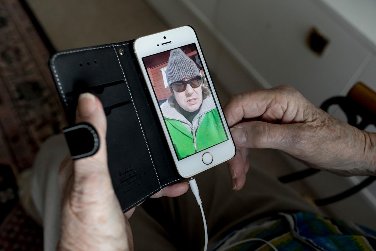 Anja Relander katselee videotervehdystä veljentyttärenpojaltaan.